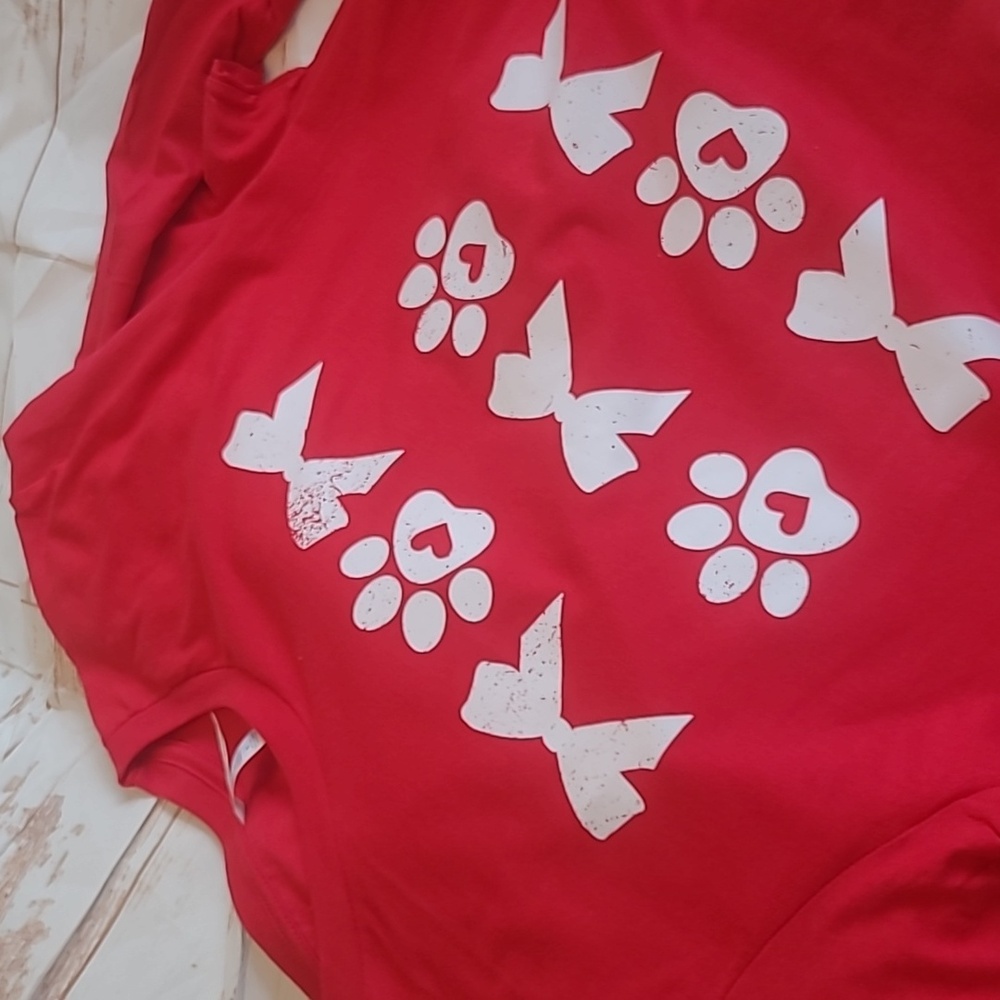 Valentine .. Dog Paws & Bows .. Bella Canvas .. Unisex XL‎